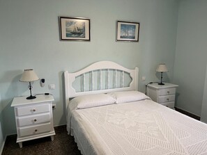 2 slaapkamers, een strijkplank/strijkijzer, gratis wifi, beddengoed