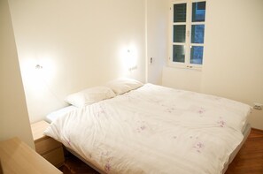 3 chambres, bureau, fer et planche à repasser, lit parapluie
