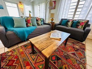 Televisor intel·ligent i llibres 