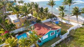 Une propriété située en bord de mer, dotée d’une piscine, d’un court de tennis et offrant une vue sur l’océan.