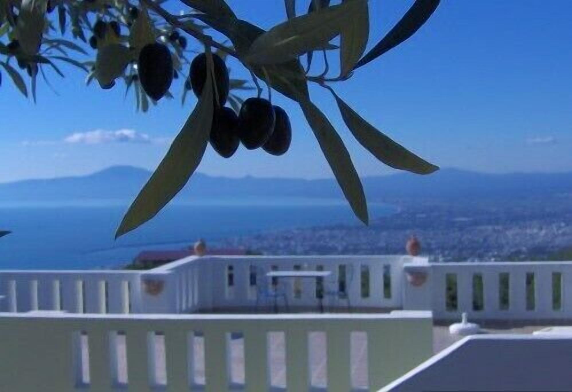 Spacious 2 bedroom holiday home with fabulous views over Kalamata