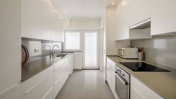 Geladeira, micro-ondas, fogão, cooktop
