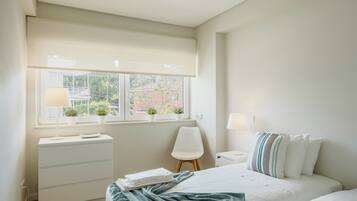 3 quartos, ferros/tábuas de passar roupa, berço de viagem