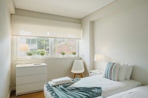 3 chambres, fer et planche à repasser, lit de bébé portatif