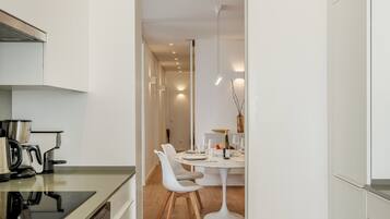 Geladeira, micro-ondas, fogão, cooktop