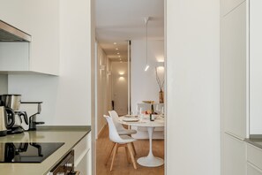 Réfrigérateur, four à micro-ondes, un four, surface de cuisson