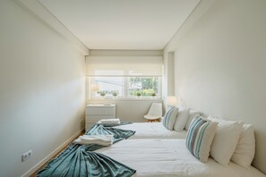 3 habitaciones, tabla de planchar con plancha y cuna de viaje 