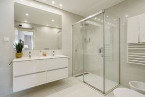 Dusche, Haartrockner, Bidet, Handtücher