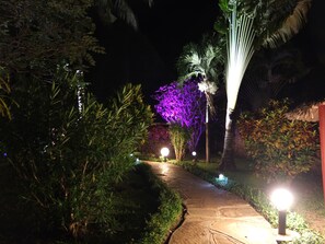 Property grounds - Luxurious villa w/pool,10min beach, 280m²,w/ personal & cook, Jacuzzi, A/C,wifi (Kenia)