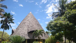 A thatched-roof structure with a garden in front. - Luxurious villa w/pool,10min beach, 280m²,w/ personal & cook, Jacuzzi, A/C,wifi (Kenia)