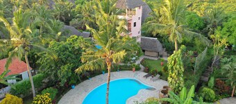 Luxurious villa w/pool,10min beach, 280m²,w/ personal & cook, Jacuzzi, A/C,wifi