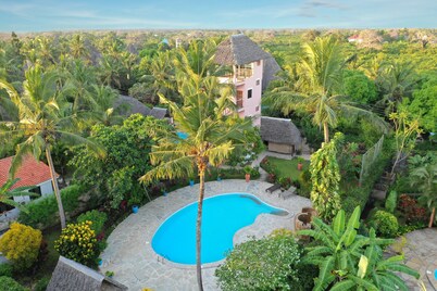 Luxurious villa w/pool,10min beach, 280m²,w/ personal & cook, Jacuzzi, A/C,wifi