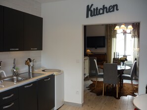 Een koelkast, een magnetron, een oven, een kookplaat