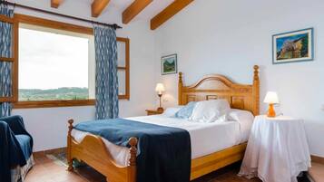 3 slaapkamers, een strijkplank/strijkijzer, reisbedje, gratis wifi