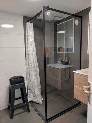 Regadera y papel de baño 