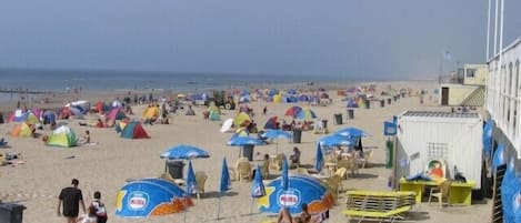 Vlak bij het strand, ligstoelen