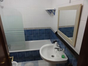 Baignoire, sèche-cheveux, serviettes fournies, papier toilette