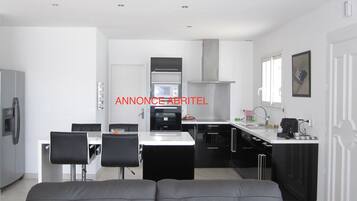 Réfrigérateur, micro-ondes, four, plaque de cuisson