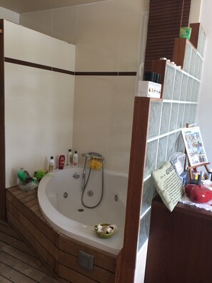 A bathroom with a freestanding bathtub, a shower, and a wooden bench. - beautiful property in the Aix countryside (Aix-En-Provence)