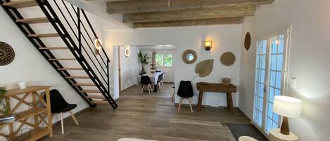 Smart TV, reproductor de DVD, futbolito y tenis de mesa