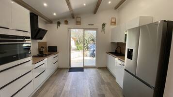 Køleskab, mikrobølgeovn, ovn, kogeplade