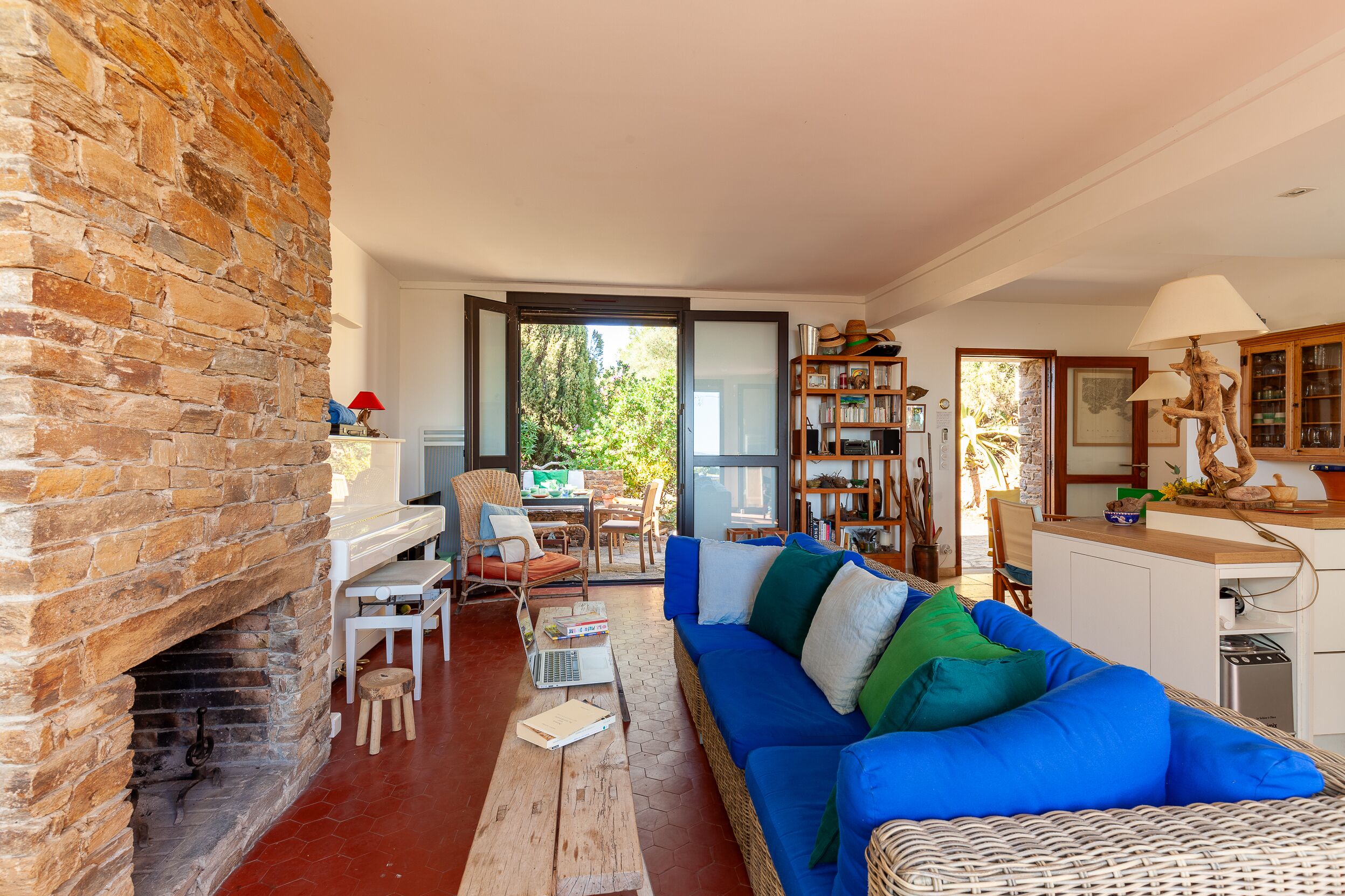 Televisión, chimenea, videojuegos y reproductor de DVD 