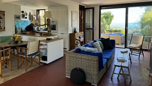 Tv, eldstad, tv-spel och dvd-spelare