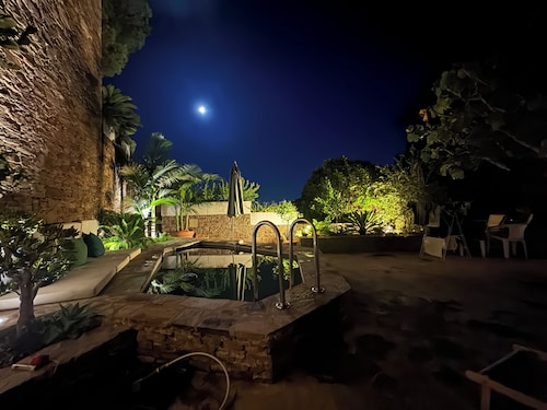 DOMAINE PRIVE GAOU BENAT, TRES BELLE MAISON FACE À LA MER,PISCINE, CALME ABSOLU.