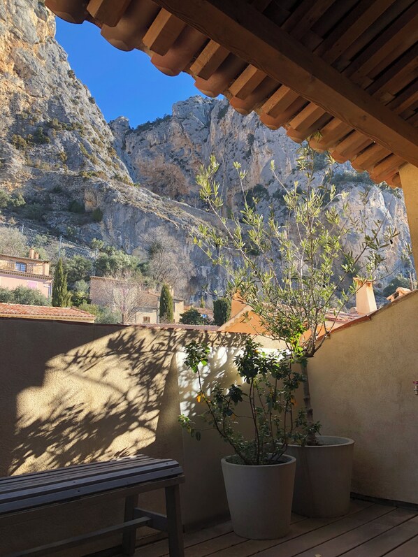 Property grounds - Stylish 4* town house with large roof terrace and amazing views. (Moustiers-Sainte-Marie)