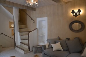 Interior - Stylish 4* town house with large roof terrace and amazing views. (Moustiers-Sainte-Marie)