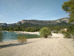 Beach nearby - Stylish 4* town house with large roof terrace and amazing views. (Moustiers-Sainte-Marie)