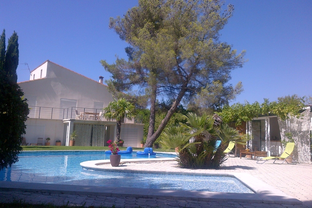 IN VILLA WITH SWIMMING POOL 15 MN FROM AIX EN PROVENCE