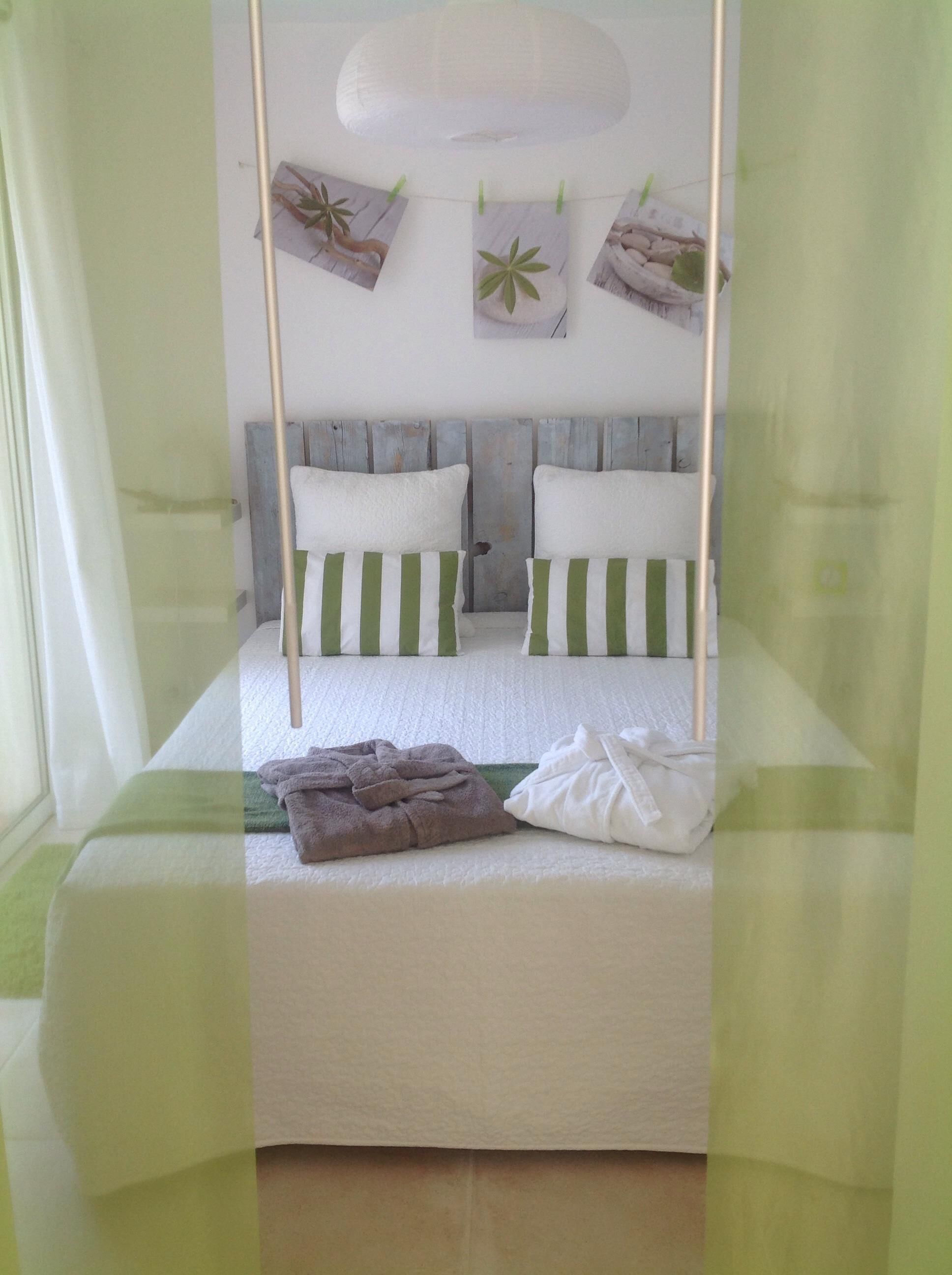 IN VILLA WITH SWIMMING POOL 15 MN FROM AIX EN PROVENCE