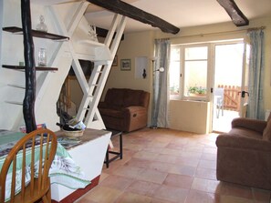 تلفزيون، مدفأة، مشغل دي في دي