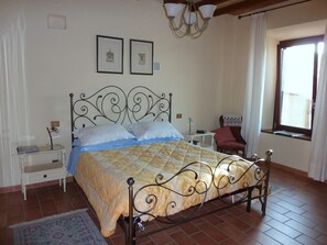 4 quartos, escrivaninha, ferros/tábuas de passar roupa, berço de viagem