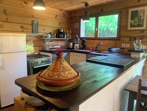 Kühlschrank, Ofen, Geschirrspüler, Wasserkocher mit Kaffee-/Teezubehör