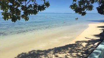 En la playa y camastros