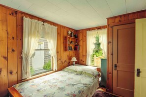 2 bedrooms, free WiFi - Howard Family Cottage with Casco Bay Sunset Views! (Harpswell)