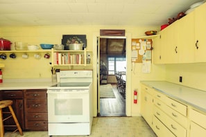 Fridge, microwave, oven, stovetop - Howard Family Cottage with Casco Bay Sunset Views! (Harpswell)