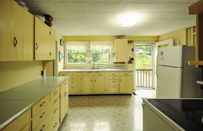 Fridge, microwave, oven, stovetop - Howard Family Cottage with Casco Bay Sunset Views! (Harpswell)