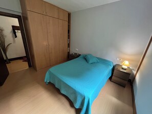 3 bedrooms, iron/ironing board, travel cot, free WiFi