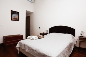 4 bedrooms, in-room safe, iron/ironing board, WiFi