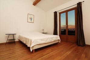 4 bedrooms, in-room safe, iron/ironing board, WiFi