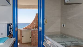 JÀÀkaappi, uuni, liesi, vedenkeitin