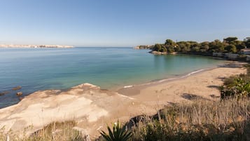 Sulla spiaggia, lettini da mare