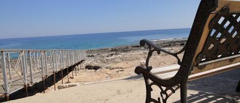 在海滩、沙滩椅