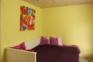 2 bedrooms, iron/ironing board, travel cot, free WiFi