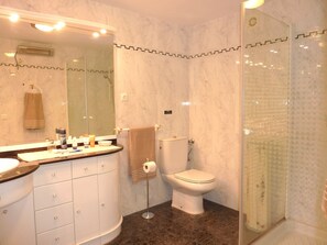 Tina, secadora de cabello, bidet, toallas