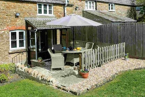 Outdoor dining - Sycamores Cottage, near the Dorset Coast. (Weymouth)