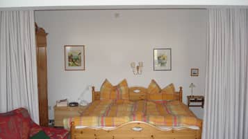 1 habitación, tabla de planchar con plancha y ropa de cama